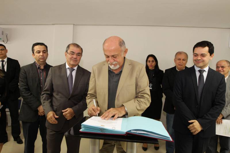 Durante a cerimônia de entrega do novo prédio, o governador assinou três Projetos de Lei. O primeiro cria a Lei de Educação Ambiental do Estado, desenvolvida na própria Semas. O segundo cria o Gerenciamento Costeiro do Estado e o terceiro institui uma gratificação aos servidores da secretaria.
FOTO: CRISTINO MARTINS / AG. PARÁ
DATA: 16.03.2018
BELÉM - PARÁ <div class='credito_fotos'>Foto: Cristino Martins/Ag. Pará | <a href='/midias/2018/originais/423178d9-8ff2-4f1d-b124-44a51ae3484f.jpg' download><i class='fa-solid fa-download'></i> Download</a></div>