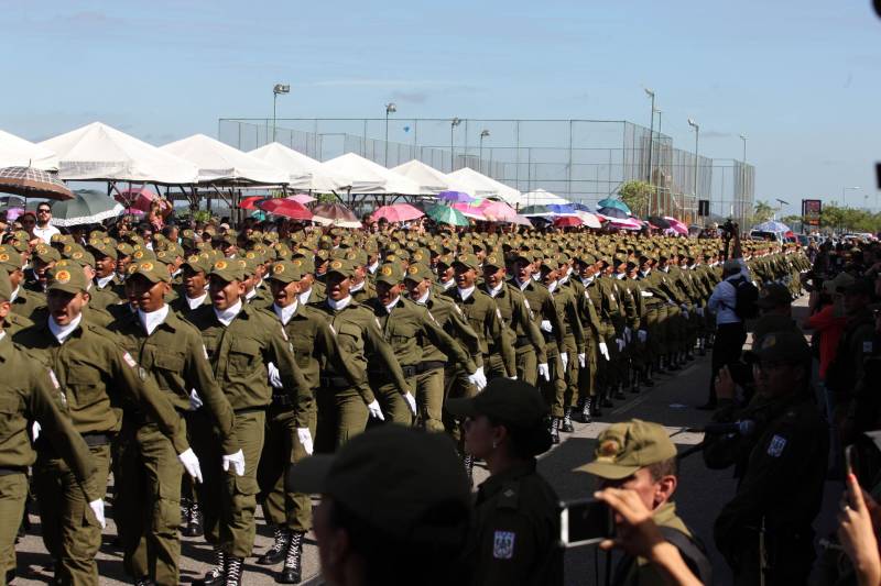 A cerimônia de formatura dos novos praças da Polícia Militar ocorreu na manhã desta segunda-feira (9), simultaneamente, em Belém e outros seis municípios paraenses: Santa Izabel, Castanhal, Barcarena, Capanema, Bragança e Tucuruí. Em Parauapebas, Marabá, Breves, Soure e Conceição do Araguaia, a formatura será celebrada na quinta-feira, dia 12. Na sexta-feira, dia 13, é a vez de Santarém, Altamira, Paragominas e Itaituba. O governador Simão Jatene presidiu a cerimônia de formatura no Portal da Amazônia, bairro da Cidade Velha, em Belém. Milhares de familiares dos formandos lotaram o espaço para entregar aos novos policiais militares seus diplomas de conclusão de curso.
FOTO: SIDNEY OLIVEIRA / AG. PARÁ
DATA: 09.07.2018
BELÉM - PARÁ <div class='credito_fotos'>Foto: Sidney Oliveira/Ag. Pará | <a href='/midias/2018/originais/4241a201-ba9c-4bb7-8805-590def68187b.jpg' download><i class='fa-solid fa-download'></i> Download</a></div>