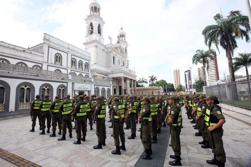 Cerca de 2 mil alunos do curso de formação de praças da Polícia Militar cumprem neste sábado (12) uma etapa importante da preparação: eles saem pela primeira vez às ruas, no estágio supervisionado, para vivenciar situações reais da carreira e, ao mesmo tempo, reforçar o policiamento ostensivo. Em Belém, cerca de 500 homens e mulheres se concentraram na Praça Santuário, em frente à Basílica de Nazaré, e saíram, em seguida, para diversos pontos da capital. A ação faz parte do pacote de medidas de combate à criminalidade e reforço da segurança pública anunciado pelo Governo do Estado.
FOTO: SIDNEY OLIVEIRA / AG. PARÁ
DATA: 12.05.2018
BELÉM - PARÁ <div class='credito_fotos'>Foto: Sidney Oliveira/Ag. Pará | <a href='/midias/2018/originais/42505f9d-eb93-42cc-96c2-1887832c4cf0.jpg' download><i class='fa-solid fa-download'></i> Download</a></div>