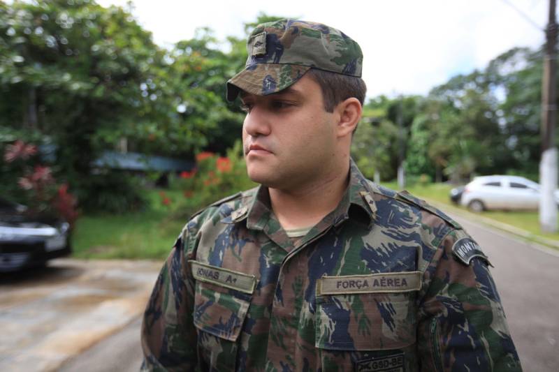 A Polícia Militar iniciou na manhã desta quarta-feira, 16, na sede do Comando Geral, em Icoaraci, o processo de habilitação ao 1º Curso de Operador de Aeronaves Remotamente Pilotadas (RPA - Remotely Piloted Aircraft), conhecidos popularmente como drones, oferecido pela PM do Pará. Vinte candidatos participaram das avaliações psicológica e técnica. Na quinta-feira, 17, a previsão é de que os 23 inscritos sejam submetidos aos testes de aptidão. O resultado final das avaliações será divulgado até a próxima sexta-feira, 18. Os habilitados estarão credenciados a participar do curso previsto para o período de 21 a 25 deste mês. Na programação de hoje foram formados dois grupos, avaliados pela equipe do Centro Integrado de Psicologia e Assistência Social (Cipas). Em seguida os candidatos foram à parte prática, coordenado operacionalmente pelo cabo Antônio Donato, da Assessoria de Comunicação da PM. Na foto, o tenente e piloto da Força Aérea Brasileira, Jonas Maciel.
FOTO: MÁCIO FERREIRA / AG. PARÁ
DATA: 16.05.2018
BELÉM - PARÁ <div class='credito_fotos'>Foto: MÁCIO FERREIRA/ AG. PARÁ | <a href='/midias/2018/originais/42507807-30c7-4744-9d5e-0fac0267dca0.jpg' download><i class='fa-solid fa-download'></i> Download</a></div>