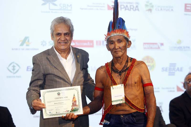 Autoridades, cientistas, empresários e produtores rurais participaram, na noite desta segunda-feira (12), no Hangar Convenções e Feiras da Amazônia, da abertura do XVII Congresso Brasileiro de Mandioca e do II Congresso Latino-Americano e Caribenho de Mandioca, os dois mais importantes eventos voltados à mandiocultura no Brasil e no continente, que ocorrem pela primeira vez no Pará. Durante a abertura dos congressos, autoridades, produtores e técnicos que trabalham para o desenvolvimento da cadeia produtiva da mandioca receberam certificados pela contribuição (foto).
FOTO: THIAGO GOMES / AG. PARÁ
DATA: 12.03.2018
BELÉM - PARÁ <div class='credito_fotos'>Foto: Thiago Gomes /Ag. Pará | <a href='/midias/2018/originais/4254be49-822c-4a25-a9b3-2a9e2ce45173.jpg' download><i class='fa-solid fa-download'></i> Download</a></div>
