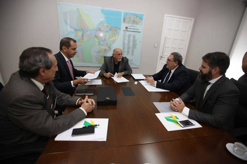 O governo do Pará e o Banco da Amazônia assinaram nesta quarta-feira, 25, um Protocolo de Intenções para união de esforços e atuação compartilhada para o desenvolvimento sustentável do Estado. A assinatura do documento aconteceu no Palácio dos Despachos, com a presença do governador Simão Jatene, do presidente do Banco da Amazônia, Valdecir Tose, do superintendente regional do banco no Pará, Luiz Lourenço Neto, e do secretário de estado de Desenvolvimento Econômico, Mineração e Energia, Eduardo Leão. O documento reforça a parceria existente entre as instituições, prevendo a realização de ações integradas, alinhadas aos Planos de Aplicação de Recursos do Fundo Constitucional de Financiamento do Norte (FNO) e de Aplicação dos Recursos Financeiros do Estado para 2018. “Queremos também mobilizar e integrar as classes produtoras e demais parceiros institucionais para aplicação dos recursos de fomento, em apoio ao desenvolvimento dos setores produtivos do Pará, em bases mais sustentáveis”, disse Valdecir Tose, presidente do Banco da Amazônia.
FOTO: ANTÔNIO SILVA / AG. PARÁ
DATA: 25.04.2018
BELÉM - PARÁ <div class='credito_fotos'>Foto: Antônio Silva/Ag. Pará | <a href='/midias/2018/originais/4257f087-8e45-43e5-b997-23a7d8b51766.jpg' download><i class='fa-solid fa-download'></i> Download</a></div>
