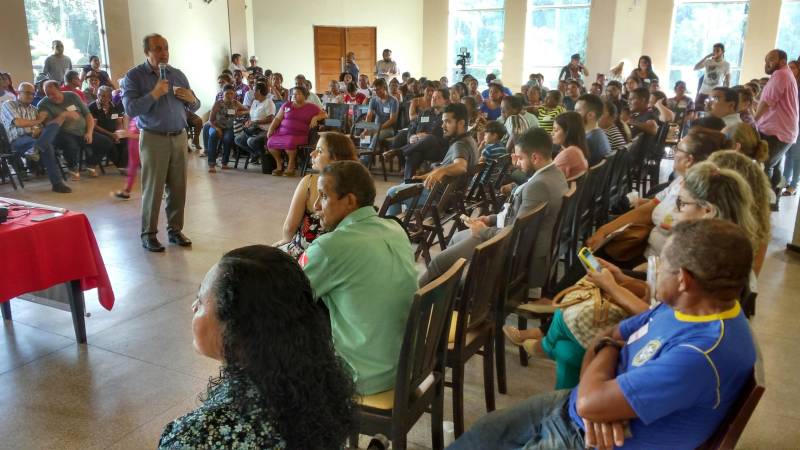 Lideranças comunitárias participaram nesta quinta-feira, 07, na Vila dos Cabanos, em Barcarena, de uma reunião pública com representantes do Governo do Estado. Dois secretários estaduais, de Saúde e de Meio Ambiente e Sustentabilidade, além do vice-presidente da Companhia de Desenvolvimento Econômico (Codec) dialogaram com 125 representantes de comunidades as propostas do governo nas áreas de Saúde, Meio Ambiente e Socioeconomia para questões que envolvem o acidente ambiental da empresa mineradora Hydro, na região. Vitor Mateus (foto) e Thales Belo, respectivamente, titulares das pastas de Saúde e Meio Ambiente, e Eduardo Klautau, da Codec, responderam à dúvidas e questionamentos dos moradores de 18 comunidades da região: Ilha do Capim, Vila Beja, Itupanema, Ilha das Onças, São José, Laranjal, Curuperé, Acuí, Conde, Vila Nova, Bom Futuro, Renascer com Cristo, Barcarena Sede, Jardim Paraíso, Jardim São José, Bairro Industrial, Vila dos Cabanos e Aicaraú. Estavam presentes ainda representantes da Secretaria de Assistência Social (Seaster).
FOTO: RODOLFO OLIVEIRA / AG. PARÁ
DATA: 07.06.2018
BARCARENA - PARÁ <div class='credito_fotos'>Foto: Rodolfo Oliveira/Ag. Pará | <a href='/midias/2018/originais/4261769b-dd80-4883-a223-3fad4a97a5a4.jpg' download><i class='fa-solid fa-download'></i> Download</a></div>