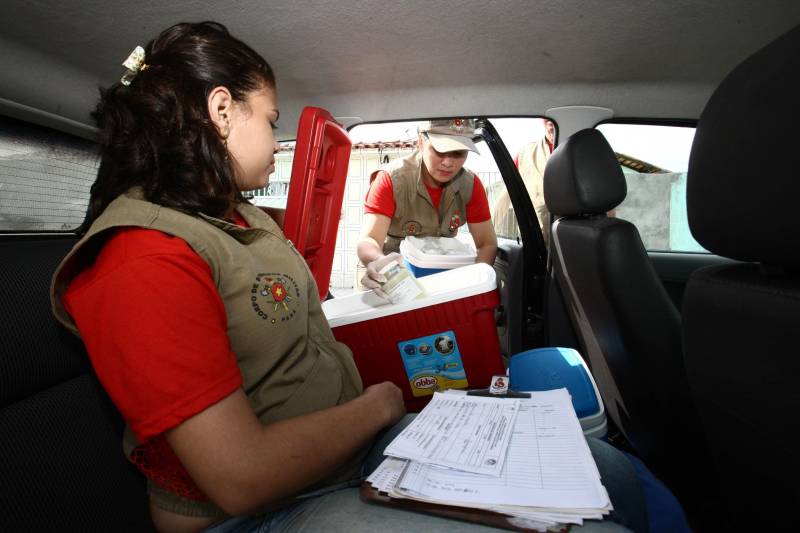Idealizado pelo Ministério da Saúde, o Projeto Bombeiros da Vida surgiu para aumentar e complementar a coleta de leite humano. Implantado em 2002, em Belém, através de uma parceria entre o Banco de Leite Humano da Fundação Santa Casa do Pará (FSCMPA) e o Corpo de Bombeiros Militar do Pará, realiza atividades como: sensibilização das mães, cadastramento de doadoras, coleta domiciliar de leite doado, divulgação em escolas, empresas, eventos e postos de saúde, entre outros, com a finalidade de apoiar a amamentação exclusiva até os seis meses de vida e estimular a doação de leite humano no Estado.

FOTO: CLÁUDIO SANTOS / AG. PARÁ
DATA: 27.10.2016
BELÉM - PARÁ <div class='credito_fotos'>Foto: Cláudio Santos/ Ag. Pará   |   <a href='/midias/2018/originais/4265e5f4-d306-4bb5-a220-41ba0ba2252c.jpg' download><i class='fa-solid fa-download'></i> Download</a></div>