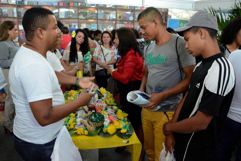 O século XXI clama por atitudes sustentáveis, e os professores e alunos do curso Técnico em Informática e Meio Ambiente, da Escola Técnica Albertina Leitão, de Santa Izabel do Pará, na Região Metropolitana de Belém, estão dispostos a desenvolver atitudes voltadas à sustentabilidade. Eles apresentaram dois projetos (foto) na quarta-feira (06), no estande da Secretaria de Estado de Educação (Seduc) na Feira Pan-Amazônica do Livro, que ocorre no Hangar, em Belém, até o próximo domingo (10). A maquete de produção de energia eólica e os produtos de limpeza ecológicos cheiros e essências do Pará atraíram muitos visitantes. Segundo o professor de Meio Ambiente Ray Fran Pires, a maquete que gera energia elétrica com a força do vento é uma solução simples de geração limpa e renovável de energia, que não polui e nem exaure a natureza.
FOTO: FERNANDO NOBRE / ASCOM SEDUC
DATA: 07.06.2018
BELÉM - PARÁ <div class='credito_fotos'>Foto: FERNANDO NOBRE/ASCOM SEDUC | <a href='/midias/2018/originais/4267a59b-fc47-4ab5-b929-212738e6faec.jpg' download><i class='fa-solid fa-download'></i> Download</a></div>