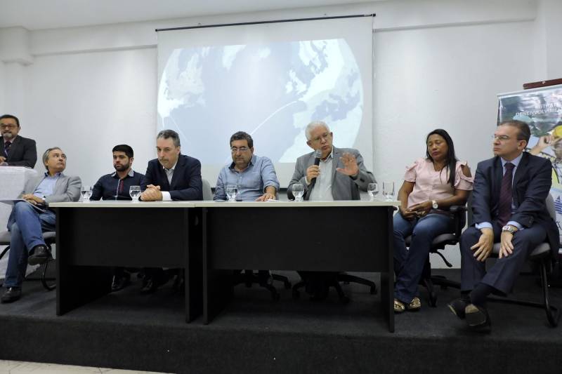 A gastronomia paraense tem ganhado destaque internacional e, na manhã desta terça-feira, 20, o Governo do Estado formalizou uma iniciativa que pretende transformar o Pará numa referência mundial para o turismo gastronômico: foram assinados os atos de implantação do Centro Global de Gastronomia e Biodiversidade (o Termo de Fomento, garantindo o apoio do Governo do Estado ao projeto e o Termo de Cessão da área que o centro vai ocupar no Parque Ambiental do Utinga). Na foto, o titular da Secretaria de Turismo, Adenauer Góes (falando).
FOTO: ASCOM SEDEME
DATA: 20.03.2018
BELÉM - PARÁ <div class='credito_fotos'>Foto: Ascom Sedeme | <a href='/midias/2018/originais/42691403-a50a-4f02-85f4-583294073696.jpg' download><i class='fa-solid fa-download'></i> Download</a></div>