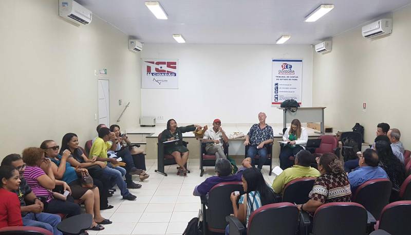 Após a instalação dos Fóruns Municipais de Socioeconomia, os consultores do Programa de Desenvolvimento das Nações Unidas (Pnud/ONU) Oscar Marmolejo e Vanessa Gonçalves, e os coordenadores do Centro Regional de Governo do Sudeste do Pará, Márcio Holanda, Benjamin Tasca e Caetano Reis, se reuniram com representantes de entidades da sociedade civil de Marabá, nesta segunda-feira, 5, no auditório do Tribunal de Contas do Estado, na Nova Marabá. O encontro (foto) definiu as primeiras câmaras temáticas de discussão de políticas públicas prioritárias, dentro do previsto no regimento dos fóruns feitos a partir da Lei Nº 8.602, de 11 de janeiro de 2018, que institui a Política Estadual de Socioeconomia, baseada num conjunto de instrumentos que tem como finalidade estabelecer estratégias e fomentar o desenvolvimento socioeconômico do Estado, por intermédio de programas e projetos que atendam as peculiaridades regionais.
FOTO: KÉLIA SANTOS / ASCOM CRGSP
DATA: 05.11.2018
MARABÁ - PARÁ <div class='credito_fotos'>Foto: KÉLIA SANTOS / ASCOM CRGSP | <a href='/midias/2018/originais/426fb8c1-b0b5-4cc6-ba67-94aeca013e04.jpg' download><i class='fa-solid fa-download'></i> Download</a></div>
