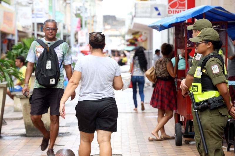 Cerca de 2 mil alunos do curso de formação de praças da Polícia Militar cumprem neste sábado (12) uma etapa importante da preparação: eles saem pela primeira vez às ruas, no estágio supervisionado, para vivenciar situações reais da carreira e, ao mesmo tempo, reforçar o policiamento ostensivo. Em Belém, cerca de 500 homens e mulheres se concentraram na Praça Santuário, em frente à Basílica de Nazaré, e saíram, em seguida, para diversos pontos da capital. A ação faz parte do pacote de medidas de combate à criminalidade e reforço da segurança pública anunciado pelo Governo do Estado.
FOTO: SIDNEY OLIVEIRA / AG. PARÁ
DATA: 12.05.2018
BELÉM - PARÁ <div class='credito_fotos'>Foto: Sidney Oliveira/Ag. Pará | <a href='/midias/2018/originais/42708a9b-2ed0-4292-84ed-4b19a54b7f3b.jpg' download><i class='fa-solid fa-download'></i> Download</a></div>