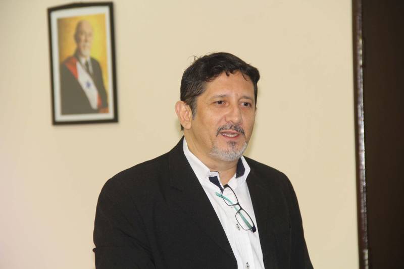 Acompanhar o impacto do setor de turismo na economia paraense. Esse é o principal objetivo da edição 2018 do Boletim do Turismo do Estado do Pará, que traz informações sobre o segmento turístico no estado. O produto foi desenvolvido pela Fundação Amazônia de Amparo a Estudos e Pesquisas (Fapespa), em parceria com a Secretaria de Estado de Turismo (Setur), e lançado na manhã desta terça-feira, 03, no auditório da Setur, em meio à Reunião do Grupo Interinstitucional de Análise Conjuntural (Geac). Na foto, o presidente da Fapespa, Helder Mello.
FOTO: ISRAEL PEGADO / ASCOM SETUR-PA
DATA: 03.07.2018
BELÉM - PARÁ <div class='credito_fotos'>Foto: ISRAEL PEGADO / ASCOM SETUR | <a href='/midias/2018/originais/4272193a-22aa-4956-b346-0b5503a8d9c7.jpg' download><i class='fa-solid fa-download'></i> Download</a></div>