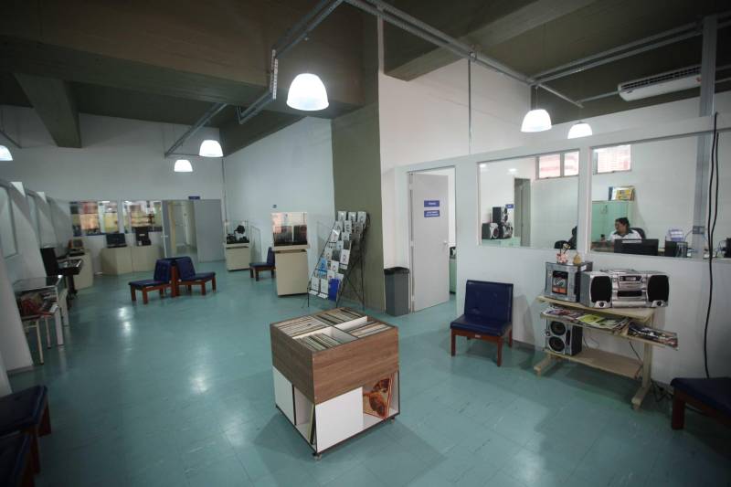 Ao entrar na Biblioteca Arthur Viana, localizada no Centro Cultural e Turístico Tancredo Neves (Centur), é possível visualizar e sentir as diferenças logo ao chegar. O espaço, que desde 2015 passava por reformas, está completamente pronto para sua reinauguração, que deve acontecer já na próxima semana. Iluminação adequada, climatização renovada, mudança de estantes e outros móveis que contribuíram para a ampliação do espaço, além de um verdadeiro upgrade em diversos espaços de convivência, serviços e estudos, trouxeram novos ares a centenária biblioteca.
FOTO: THIAGO GOMES / AG. PARÁ
DATA: 27.04.2018
BELÉM - PARÁ <div class='credito_fotos'>Foto: Thiago Gomes /Ag. Pará | <a href='/midias/2018/originais/427487f2-dd89-450e-923b-b3a19692da4c.jpg' download><i class='fa-solid fa-download'></i> Download</a></div>