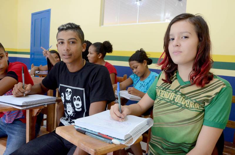Estudantes da vila Enche Concha, no município de Cachoeira do Piriá, a 250 km de Belém, assistiram pela primeira vez, na última quarta-feira (14), à aula do Sistema Educacional Interativo (SEI), que a Secretaria de Estado de Educação (Seduc) está implantando para ampliar o ensino médio em localidades de difícil acesso no interior. A estudante Emily Vitória Paiva, 14 anos (foto), disse que não teve dificuldades para se adaptar ao novo sistema de ensino.
FOTO: RAI PONTES / ASCOM SEDUC
DATA: 14.03.2018
CACHOEIRA DO PIRIÁ - PARÁ <div class='credito_fotos'>Foto: Rai Pontes/Ascom Seduc | <a href='/midias/2018/originais/4275db99-ef8e-46c3-b985-ead64b2640e9.jpg' download><i class='fa-solid fa-download'></i> Download</a></div>