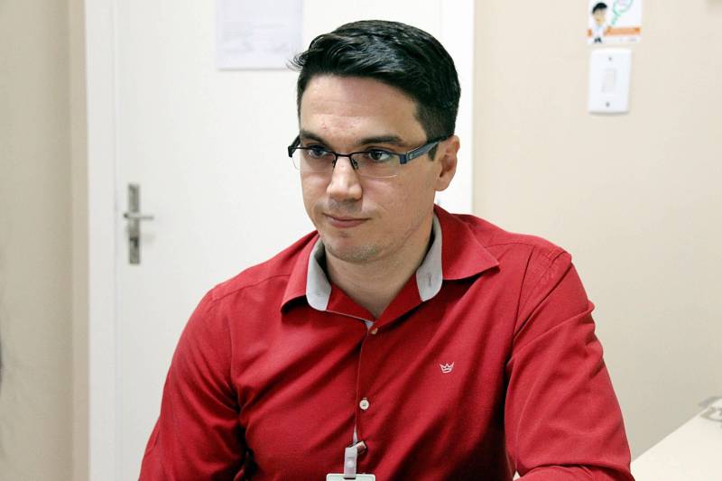 A movimentação diferente e os produtos à venda chamaram a atenção da técnica de enfermagem do Hospital Público Estadual Galileu, Alba Oliveira. “Olhei todas as mesas, parei para ouvir as histórias e descobri que existe algo além do empreendedorismo, que é a coragem dessas mulheres”, conta a colaboradora. As histórias que chamaram a atenção de Alba são de mulheres que fazem parte do Canto da Empreendedora, projeto do Hospital Oncológico Infantil Octávio Lobo que estimula o empreendedorismo e a autonomia financeira das mães e acompanhantes das crianças e adolescentes em tratamento na unidade. Com uma feira realizada por mês, o Canto da Empreendedora chegou a sua nona edição na terça-feira (8) e a ação no Hospital Galileu foi a primeira fora do Oncológico Infantil. Na foto, o diretor-geral do Hospital Galileu, Saulo Mengarda.
FOTO: ASCOM / HOIOL
DATA: 09.05.2018
BELÉM - PARÁ <div class='credito_fotos'>Foto: ASCOM HOIOL | <a href='/midias/2018/originais/4276e36d-6f13-4998-9525-59a27f2d2f05.jpg' download><i class='fa-solid fa-download'></i> Download</a></div>