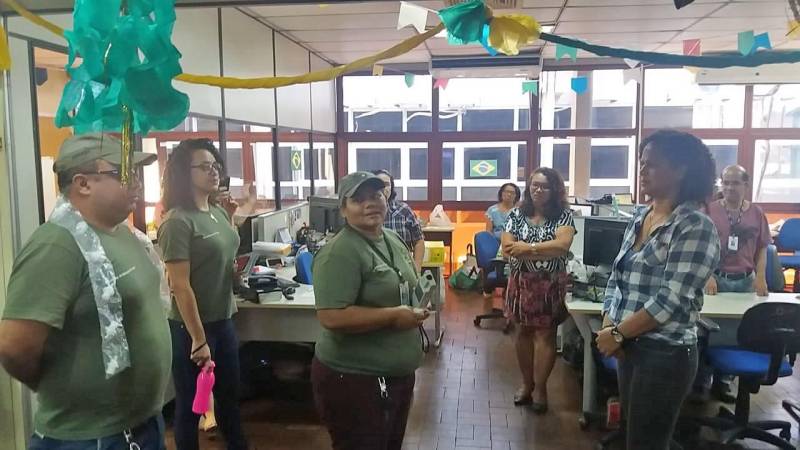 Para marcar o início da “Operação Verão 2018”, a Coordenadoria de Educação do Departamento de Trânsito do Estado (Detran) mobilizou nesta sexta-feira (29) suas equipes em quatro pontos de Belém, para levar informação a condutores e pedestres. Logo cedo, quem procurou a sede do órgão (foto), localizada na Avenida Augusto Montenegro, foi abordado por agentes que distribuíram material sobre educação no trânsito. Além do salão principal, os agentes atuaram em outros setores do Detran, como a vistoria veicular e a área de exames, locais de grande acesso do público. A ação se repetiu no Polo Pró Paz do Mangueirão (Estádio Olímpico do Pará) e na sede da Secretaria de Estado da Fazenda (Sefa), na Avenida Visconde de Souza Franco, das 8 às 12 h. No Shopping Bosque Grão-Pará, a ação começou às 12 h e se estenderá até às 18 h.
FOTO: ASCOM / DETRAN
DATA: 29.06.2018
BELÉM - PARÁ <div class='credito_fotos'>Foto: ASCOM DETRAN | <a href='/midias/2018/originais/427b4008-1954-428f-84b8-2226dc8ca521.jpg' download><i class='fa-solid fa-download'></i> Download</a></div>