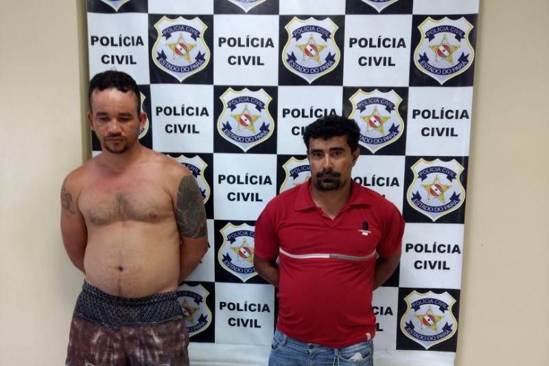 A Polícia Civil prendeu em flagrante nesta quarta-feira (7), em Abaetetuba, município do nordeste paraense, Everaldo Cardoso Lobato (e) e João Batista Alves dos Santos (d), acusados de roubar 19 caixas de cigarros transportadas em um veículo da empresa Souza Cruz. O assalto ocorreu na Vila de Caripi, em Barcarena, próximo à Abaetetuba. No final da manhã, três homens armados renderam o motorista que estava acompanhado de outro funcionário da empresa. O condutor foi obrigado a parar na estrada, mediante ameaças e agressões.
FOTO: ASCOM / POLÍCIA CIVIL
DATA: 07.02.2018
ABAETETUBA - PARÁ
<div class='credito_fotos'>Foto: Ascom / Polícia Civil | <a href='/midias/2018/originais/4281c158-2b65-4946-9d53-03aa64217246.jpg' download><i class='fa-solid fa-download'></i> Download</a></div>