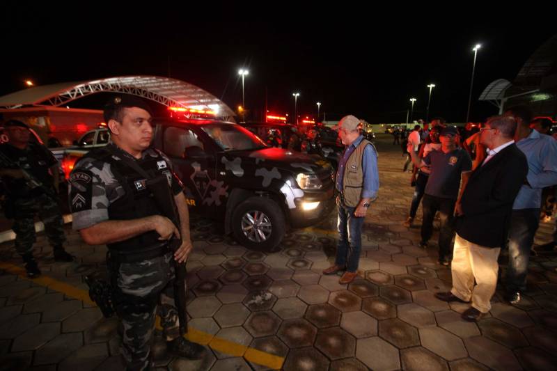 O Governador do Estado, Simão Jatene, também entregou para a região mais de 90 viaturas (foto) , 65 caminhonetes e 27 carros utilitários (pálios weekend), com destaque para duas da patrulha rural e uma para ronda escolar específica para Marabá. O Secretário de Estado de Segurança Pública, Luiz Fernandes, ressaltou que os veículos vão substituir a frota nas regiões sul e sudeste. “Surgiu uma demanda do policiamento rural, e já uma semana depois, por determinação do governador, já trouxemos as viaturas e já temos o policiamento disponível para fazer esse patrulhamento, que vai iniciar na região sudeste, mas se estenderá para a região sul e nordeste do estado. Hoje estamos substituindo toda a frota de veículos da região sul e sudeste, além disso o governador determinou onde tiver policiamento vai ter uma viatura, e já foi apresentado para a região os novos policiais que tomaram posse, nós não temos mais nenhum município sem delegado”, pontuou. Outras conquistas citada pelo Secretário da SEGUP foi o aumento do Núcleo de Apoio à Investigação e a criação de um conselho regional para acompanhar as ações de segurança pública. FOTO: SIDNEY OLIVEIRA / AG. PARÁ DATA: 06.04.2018 MARABÁ - PARÁ <div class='credito_fotos'>Foto: Sidney Oliveira/Ag. Pará | <a href='/midias/2018/originais/4287ab0c-2df2-4ae0-8780-184515275e46.jpg' download><i class='fa-solid fa-download'></i> Download</a></div>