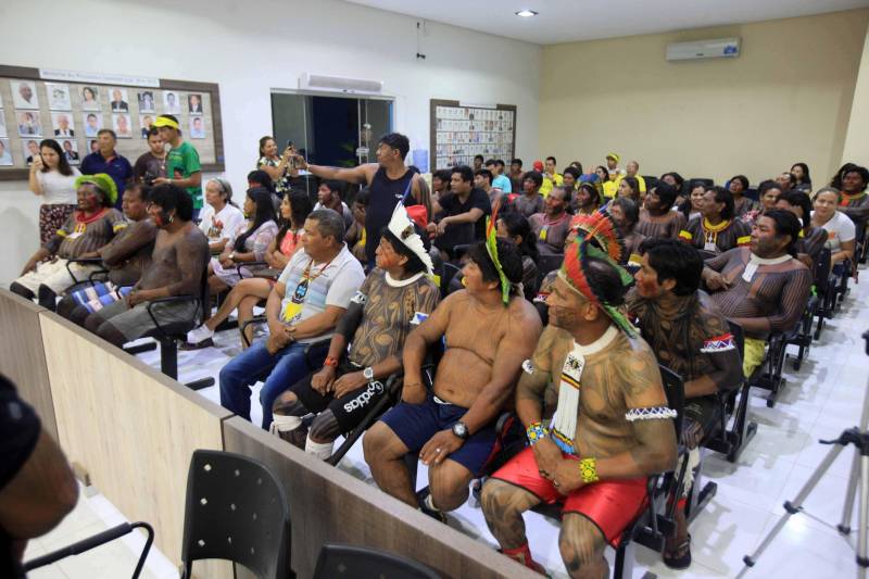Semana dos Povos Indígenas. O maior evento do gênero no Estado começou neste domingo (15), com a chegada das cerca de 70 embarcações que se encontram no cruzamento dos rios Xingu e Fresco, na orla da cidade de São Félix do Xingu, sudeste do Pará. A reunião na Câmara Municipal (foto) é o momento em que os caciques discutem a programação, expõem anseios, dão sugestões e recebem os kits esportivos que serão usados durante os jogos. O encontro – quando também são repassadas orientações e informes sobre o esquema de segurança, as ações sociais e a dinâmica dos encontros – ocorre logo depois da chegada das tribos.
FOTO: RODOLFO OLIVEIRA / AG. PARÁ
DATA: 15.04.2018
SÃO FÉLIX DO XINGU - PARÁ <div class='credito_fotos'>Foto: Rodolfo Oliveira/Ag. Pará | <a href='/midias/2018/originais/4288900e-ef52-495e-a32c-c37109109b4d.jpg' download><i class='fa-solid fa-download'></i> Download</a></div>