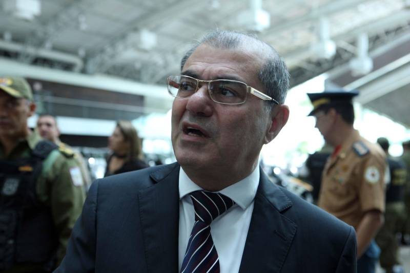 Com a entrega de mais 359 veículos, somente esta semana, o Governo do Pará reforçou a atuação da área de segurança pública em todo o Estado. Todos os veículos auxiliarão no combate a criminalidade e a manutenção da segurança em todo o território paraense. Boa parte desses veículos foi destinada diretamente para as guardas municipais, numa ação integrada com as Prefeituras, por meio da Secretaria de Segurança Pública e Defesa Social (Segup) com articulação da Secretaria de Municípios Sustentáveis, que define em conjunto com os municípios, a agenda de prioridades. A última etapa da entrega ocorreu nesta quinta-feira (5), no Hangar – Centro de Convenções da Amazônia. Na foto, o secretário de Segurança Pública, Luiz Fernandes.
FOTO: RODOLFO OLIVEIRA / AG. PARÁ
DATA: 05.07.2018
BELÉM - PARÁ <div class='credito_fotos'>Foto: Rodolfo Oliveira/Ag. Pará | <a href='/midias/2018/originais/4293e7fe-f836-4a25-a929-b3bbc6aaa44e.jpg' download><i class='fa-solid fa-download'></i> Download</a></div>