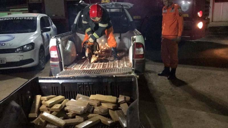 Mais de 98 quilos de drogas foram apreendidos por policiais civis e militares nesta quinta-feira (14), durante a Operação Nix, realizada em Altamira, município do oeste paraense. É uma das maiores apreensões de drogas no Pará, neste primeiro semestre do ano. O material foi encontrado em duas casas, localizadas na Rua Isaac Barbosa, no Bairro Brasília, e na Rua E do Bairro Jatobá. Elenilce Cavalcante Gomes, André do Socorro Ferreira de Almeida e Rafael Santos da Silva foram presos em flagrante durante a operação, que envolveu agentes da Polícia Civil e Serviço Velado da PM, com apoio do Grupo Tático Operacional da Polícia Militar. Foram apreendidos 113 tabletes de maconha (foto), com valor estimado em R$ 180 mil. Do total apreendido, mais de 15 kg estavam em poder de Elenice Gomes, e mais de 83 kg com Rafael da Silva.
FOTO: ASCOM / POLÍCIA CIVIL
DATA: 14.06.2018
ALTAMIRA - PARÁ <div class='credito_fotos'>Foto: Ascom / Polícia Civil | <a href='/midias/2018/originais/4298c0bd-4258-414c-a43f-42d3d2b3b32c.jpg' download><i class='fa-solid fa-download'></i> Download</a></div>
