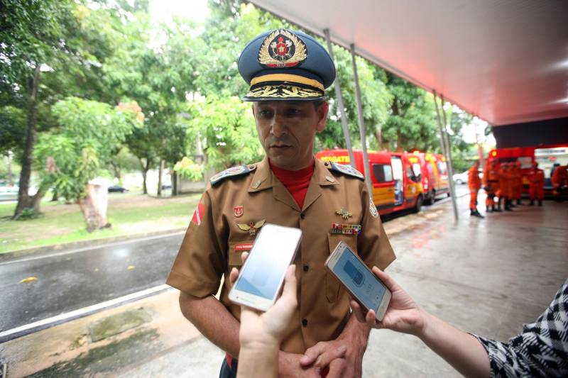 Para auxiliar no atendimento de vítimas de acidentes automobilisticos, o Corpo de Bombeiros Militar do Pará recebeu do Governo do Estado nesta quarta-feira (04), três ambulâncias de resgate, por conta de emendas parlamentares, que serão destinadas aos municípios de Parauapebas, Castanhal e Belém. A cerimônia de entrega, realizada no auditório da Casa Civil, teve a presença do Secretário de Segurança Pública e Defesa social (Segup), Luiz Fernandes, dos deputados estaduais Milton Campos, Gesmar Costa, Cel. Neil e Jaques Neves, além do Comandante do Corpo de Bombeiros Militar, Zanelli Antônio Melo (foto). As ambulâncias são unidades de resgate tipo C para atendimento pré-hospitalar de vítimas de acidentes de trânsito, totalmente registradas pelo Ministério da Saúde; equipadas com material de suporte básico e material de desencaceramente - que auxilia nos acidentes quando as vítimas ficam presas em ferragens. No mês passado o Corpo de Bombeiros recebeu mais quinze veículos, desta vez, de vistoria e uma policlínica.
FOTO: THIAGO GOMES / AG. PARÁ
DATA: 04.04.2018
BELÉM - PARÁ <div class='credito_fotos'>Foto: Thiago Gomes /Ag. Pará | <a href='/midias/2018/originais/429a9b57-afa7-4cdf-8de6-12ac87fbb66d.jpg' download><i class='fa-solid fa-download'></i> Download</a></div>