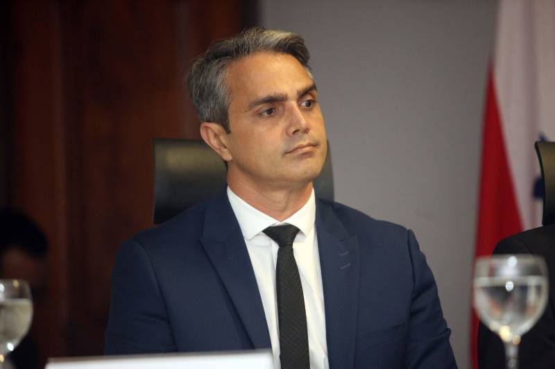 A Defensora Pública Geral, Jeniffer de Barros Rodrigues, foi reconduzida pelo Conselho Superior da Defensoria Pública do Estado do Pará para mais um biênio frente à Defensoria Pública do Estado do Pará. A 52ª Sessão Extraordinária do Conselho Superior ocorreu nesta terça-feira, 26 de junho, e foi presidida pelo Subdefensor Público Geral do Estado do Pará, Vladimir Koenig. Jeniffer de Barros Rodrigues foi reconduzida pelo Governador do Estado, Simão Jatene, por meio do decreto de 27 de março de 2018. A Defensora Pública Geral do Estado do Pará foi a candidata mais votada na eleição para o cargo, ocorrida em 09 de março de 2018, com 162 votos. A Sessão Solene contou com a presença de familiares, autoridades de Estado, membros da Gestão, defensores públicos e servidores da Defensoria Pública do Estado. Na foto, o deputado estadual Júnior Hage.
FOTO: MARCELO LELIS / AG. PARÁ
DATA: 26.06.2018
BELÉM - PARÁ <div class='credito_fotos'>Foto: Marcelo Lelis / Ag. Pará | <a href='/midias/2018/originais/429dc7e4-2687-44b4-ad9c-f63089f66719.jpg' download><i class='fa-solid fa-download'></i> Download</a></div>
