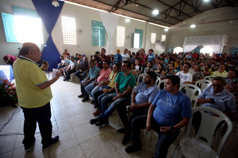 Já durante o evento em Augusto Corrêa, realizado no Centro Nossa Senhora de Nazaré e no Hospital Municipal, o prefeito Filho Barreto lembrou que o município sempre foi beneficiado com obras pela gestão estadual. Desta vez, além do investimento de quase R$ 2 milhões em 4 km de pavimentação, o Governo do Pará também conseguiu um convênio para o asfaltamento da PA-462, que liga o município à Viseu, e ainda a reforma de duas escolas estaduais, o que totaliza cerca de R$ 35 milhões em recursos. Na foto, o senador Flexa Ribeiro.
FOTO: SIDNEY OLIVEIRA / AG. PARÁ
DATA: 14.06.2018
AUGUSTO CORRÊA - PARÁ <div class='credito_fotos'>Foto: Sidney Oliveira/Ag. Pará | <a href='/midias/2018/originais/429e6a89-3091-46db-8d71-37e02c3c93a7.jpg' download><i class='fa-solid fa-download'></i> Download</a></div>