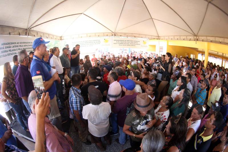 Também foram entregues nesta segunda (25) obras no distrito de Serra Pelada, em Curionópolis, sudeste do Estado. Uma das inaugurações foi a da Escola Estadual de Ensino Médio Joaquina Diamantina. A unidade de ensino teve investimento de R$ 220 mil em serviços nas redes elétrica e hidráulica, além de pintura, melhoria do forro e cobertura, assim como parte do piso, muro e calçada. Fundada em 1989, a escola foi praticamente reconstruída para atender com qualidade os 232 estudantes, nos turnos da tarde e à noite. São três salas de aula; bloco administrativo (sala da direção, sala dos professores e secretaria); uma copa cozinha, uma dispensa para armazenamento de alimentos da merenda escolar e banheiros masculino, feminino e de pessoa com deficiência (PCD). Em Curionópolis, o governador também entregou a pavimentação asfáltica de quatro quilômetros de vias urbanas, uma parceria com a Prefeitura de Curionópolis, dentro do Programa Asfalto na Cidade. Para esta obra, foram destinados R$ 1,7 milhão, que incluem serviços em terra, sub-base e base, pavimentação em CBUQ (Concreto Betuminoso Usinado a Quente) de três centímetros de espessura, meio-fio de concreto com lâmina d’água e sinalização horizontal. Curionópolis é um dos 99 municípios paraenses que assinaram com o governo o Termo de Asfalto, sendo que 33 já iniciaram as obras. Somados, os termos garantirão 529,6 km de pavimentação de vias urbanas – um investimento total de quase R$ 255 milhões do Tesouro Estadual.
FOTO: THIAGO GOMES / AG. PARÁ
DATA: 25.06.2018
CURIONÓPOLIS - PARÁ <div class='credito_fotos'>Foto: Thiago Gomes /Ag. Pará | <a href='/midias/2018/originais/429f5978-6f7b-484b-8fa6-7200e4dfa0ef.jpg' download><i class='fa-solid fa-download'></i> Download</a></div>