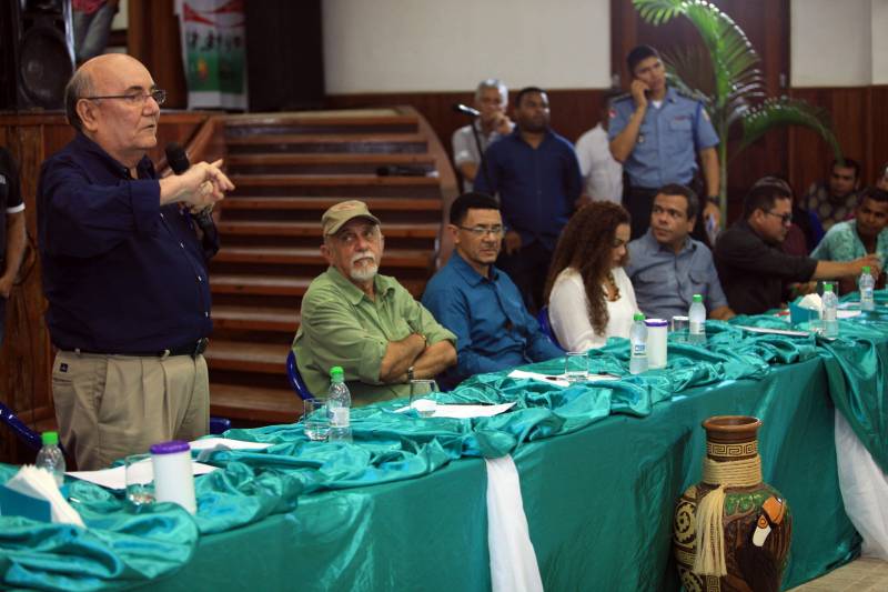 O produtor rural Nilson Corrêa da Silva, 23 anos, mora na comunidade Santo Ezequiel Moreno e produz alimentos em 700 hectares de terra na agrovila Acutipereira, no município de Portel, no arquipélago do Marajó. Mesmo morando e produzindo alimentos na comunidade, ele não possuía título de propriedade de terra. Para beneficiar produtores como Nilson, o governador Simão Jatene entregou, na manhã desta sexta-feira (23), títulos coletivos que beneficiaram mais de mil famílias. Os títulos também beneficiaram comunidades remanescentes de quilombos e povos tradicionais do município marajoara. O Pará foi o Estado que mais titulou áreas em prol dos remanescentes de quilombos no Brasil. Das 170 comunidades tituladas no país, 62 estão no Pará, sendo que destas 53 foram tituladas pelo Instituto de Terras do Pará (Iterpa).

FOTO: MÁCIO FERREIRA / AG. PARÁ
DATA: 23.03.2018
PORTEL - PARÁ <div class='credito_fotos'>Foto: MÁCIO FERREIRA/ AG. PARÁ   |   <a href='/midias/2018/originais/42a05d7c-89a8-4197-a5cb-f962795cbdf1.jpg' download><i class='fa-solid fa-download'></i> Download</a></div>