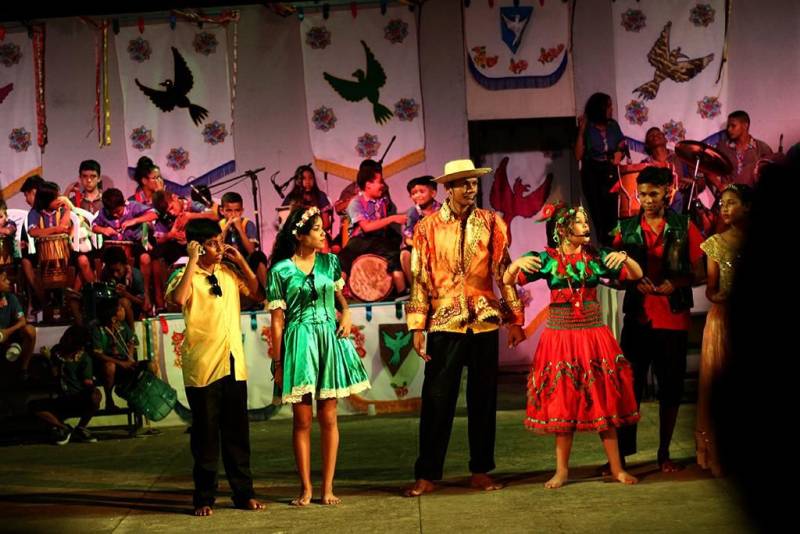Cerca de 160 crianças que participaram das oficinas de iniciação artística, artes cênicas e música das Oficinas Curro Velho apresentaram (foto) sexta-feira, 15, números de música, dança e teatro no Arraial de Todos os Santos. Foram encenados os espetáculos Lucinda e Januário - a paixão nos Pássaros Tem-Tem e Jataí e o Auto da Lua Crescente, além dos resultados da oficina música Boi-Bumbá para São João e Coletivo Amazônico. A encerrou no anfiteatro às margens do rio Guamá com o show do Mestre do Caribó, Pinduca. “Foi um show alegre em que interagi com o público e mostrei músicas renovadas”, comemorou Pinduca.
FOTO: ASCOM / FCP
DATA: 16.06.2018
BELÉM - PARÁ <div class='credito_fotos'>Foto: ASCOM FCP | <a href='/midias/2018/originais/42a187b4-23cf-496d-ab3d-2a28a46e32d1.jpg' download><i class='fa-solid fa-download'></i> Download</a></div>