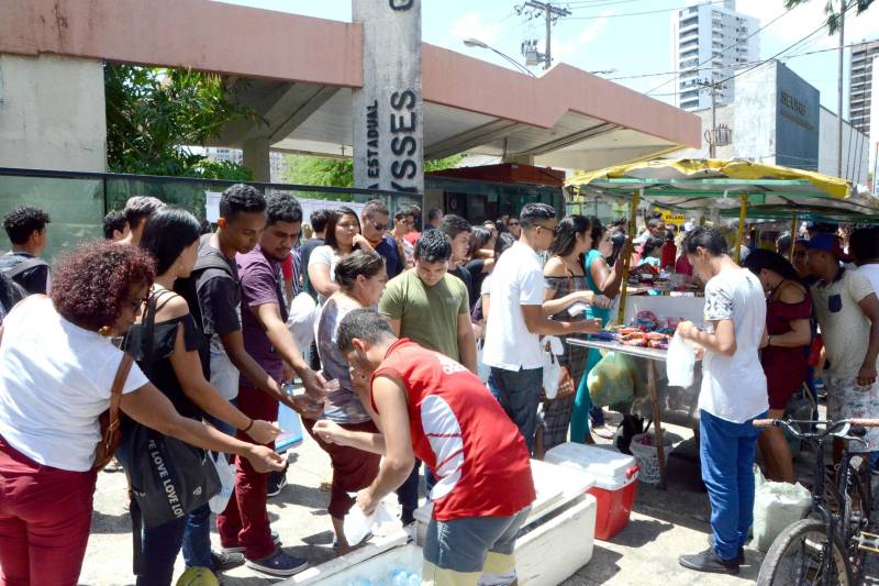 Neste domingo dia 4 de novembro, mais de 280 mil inscritos no Exame Nacional do Ensino Médio (Enem), somente no Pará. Na foto, prova na Escola Ulysses Guimarães, no centro de Belém.
FOTO: FERNANDO NOBRE / ASCOM SEDUC
DATA: 04.11.2018
BELÉM - PARÁ <div class='credito_fotos'>Foto: FERNANDO NOBRE/ASCOM SEDUC | <a href='/midias/2018/originais/42aac12f-4361-42e1-b6b7-5c1d9f8798ae.jpg' download><i class='fa-solid fa-download'></i> Download</a></div>