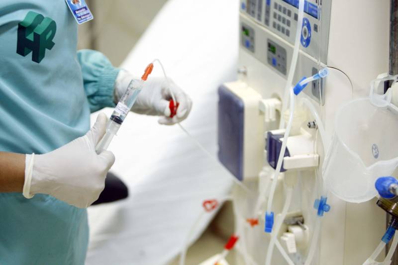 O Hospital Regional do Baixo Amazonas, em Santarém, vai se tornar o maior centro integrado de nefrologia do Norte do Brasil. Com a expansão do serviço de hemodiálise, autorizada pelo governador Simão Jatene neste sábado (10), a unidade, que já é referência nesse atendimento em todo o oeste do Pará, vai praticamente triplicar o número de máquinas e zerar a fila de pacientes na região. O investimento chega a R$ 10 milhões, em obras e equipamentos, e segue a política do governo do Estado de descentralizar a assistência de média e alta complexidade para o interior. “Vamos passar dos 200 pacientes que hoje atendemos mensalmente para 420, dobrando a capacidade de atendimento especializado. Serão cerca de 2,5 mil sessões a mais de hemodiálise por mês. Além disso, começaremos a fazer captação de rins de doadores falecidos, um novo serviço que se acopla aos transplantes que já fazemos no hospital. A ampliação, portanto, é a solução definitiva para o atendimento dessa demanda”, explicou o diretor geral do Hospital Regional de Santarém, Hebert Moreschi. Esta semana, informou, a unidade fez o 16º transplante de rim. Ao chegar ao hospital para assinar a ordem de serviço que autoriza o início das obras, Jatene viu o projeto de expansão e visitou o centro de hemodiálise, onde conheceu mais sobre o serviço e conversou com pacientes. “O ideal, é claro, seria que pudéssemos evitar, ainda na atenção básica, que pacientes diabéticos, por exemplo, se tornassem renais crônicos, mas como isso ainda não ocorre, existe esse serviço aqui para amenizar o sofrimento de quem precisa de uma máquina de hemodiálise para sobreviver”, afirmou o governador.
FOTO: THIAGO GOMES / AG PARÁ
10.03.2018
SANTARÉM - PARÁ <div class='credito_fotos'>Foto: Thiago Gomes /Ag. Pará | <a href='/midias/2018/originais/42abc980-e04d-4486-8b0c-947392823532.jpg' download><i class='fa-solid fa-download'></i> Download</a></div>