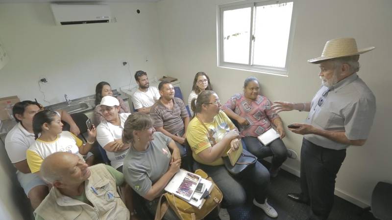 Uma equipe da Secretaria de Estado de Saúde Pública (Sespa) iniciou, nesta sexta-feira (18), a vacinação na comunidade de Rio Laguna, no município de Melgaço, no arquipelágo do Marajó, onde está sendo realizado o trabalho de prevenção da raiva humana. A força-tarefa do Departamento de Controle de Endemias da Sespa vacinou, até o momento, 700 pessoas e 120 cães e gatos com vacina antirrábica. Também já foram capturados 50 morcegos hematófagos, que foram impregnados com veneno e soltos novamente para que contaminem as colônias. Dois mil mosqueteiros serão distribuídos à população nos próximos dias. A comunidade fica a cerca de 70 quilômetros da sede do município. Lá residem aproximadamente mil pessoas. Segundo o médico Bernardo Cardoso (falando), diretor do Departamento de Controle de Endemias da Sespa, uma equipe com três médicos, quatro enfermeiras, cinco auxiliares de enfermagem em seis rabetas, quatro voadeiras e dois barcos grandes estão na localidade para suprir a necessidade da população.
FOTO: JOSÉ RAIMUNDO / SECOM
DATA: 18.05.2018
MELGAÇO - PARÁ <div class='credito_fotos'>Foto: JOSÉ RAIMUNDO / SECOM | <a href='/midias/2018/originais/42b6d433-03b9-4f16-886b-446b47faf6e8.jpg' download><i class='fa-solid fa-download'></i> Download</a></div>