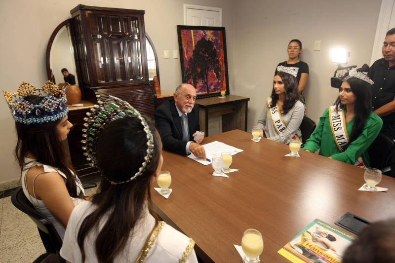 Há seis anos, o combate à hanseníase é a causa escolhida pela organização do Concurso Miss Mundo para ser trabalhada pelas eleitas no certame de beleza. A atual dona da coroa, a indiana Manushi Chhillar, e a atual Miss Brasil Mundo, Gabrielle Vilela, foram recebidas na manhã desta sexta-feira (20), em agenda institucional, pelo governador Simão Jatene e o secretário de Estado de Saúde Pública, Vitor Mateus. A comitiva está em Belém para a promoção de ações sociais de combate à doença. O encontro ocorreu no Palácio do Governo, na capital paraense. A programação do “Beleza com Propósito” no Brasil integra encontros com governantes e autoridades de outros Estados da Federação. Durante a semana, a comitiva foi recebida em São Paulo, no Palácio dos Bandeirantes, onde deu início à campanha do agasalho. Também foi a Brasília apoiar a Associação de Pais e Amigos dos Excepcionais do Distrito Federal (Apae-DF), sendo recebida pelo governador do Distrito Federal, Rodrigo Rollemberg.
FOTO: SIDNEY OLIVEIRA / AG. PARÁ
DATA: 20.04.2018
BELÉM - PARÁ <div class='credito_fotos'>Foto: Sidney Oliveira/Ag. Pará | <a href='/midias/2018/originais/42b85d21-9807-4840-a034-9e338e77033e.jpg' download><i class='fa-solid fa-download'></i> Download</a></div>