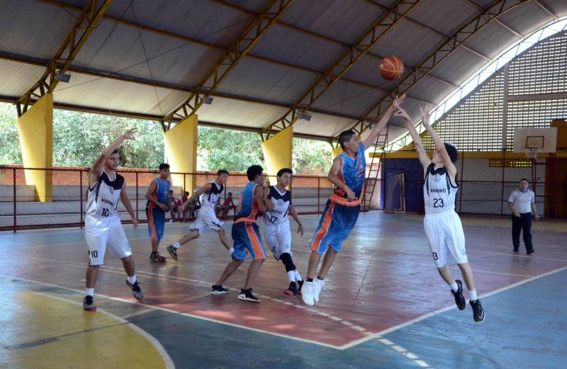 Paragominas, Mãe do Rio e Tomé-Açu são os primeiros campeões da Regional dos Jogos Estudantis Paraenses (JEPS), que ocorrem até domingo (13) em Mãe do Rio, na região nordeste do Pará. No Handebol Categoria B os vencedores foram os atletas de Mãe de Rio da Escola Estadual Marino Contti, com um placar de 19 a 21 contra o time de Ipixuna do Pará da Escola Estadual Irmã Agnes Vincquier.
FOTO: ELISEU DIAS / ASCOM SEDUC
DATA: 11.05.2018
MÃE DO RIO - PARÁ <div class='credito_fotos'>Foto: Eliseu Dias / Ascom Seduc | <a href='/midias/2018/originais/42baece9-5ad2-4272-b7fc-f0e1420ab58f.jpg' download><i class='fa-solid fa-download'></i> Download</a></div>