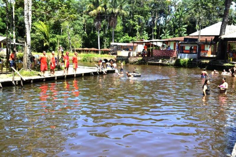 A terça-feira de Carnaval (13) nas praias do município de Barcarena foi marcada pelo trabalho de prevenção e de orientação aos frequentadores. Militares do Corpo de Bombeiros trabalharam intensamente no quarto dia da Operação Carnaval 2018 nas praias e blocos de rua, a fim de garantir a segurança de todos. A festa em Barcarena só terminará na Quarta-feira de Cinzas, com atrações musicais. As praias de Caripi, Vila do Conde, Cupiranga e Sirituba receberam o reforço do efetivo militar para atender os banhistas em qualquer situação. Com a tranquilidade nas praias, não houve registro de ocorrências graves, resultado do trabalho preventivo realizado pelo 6° Grupamento de Bombeiros Militar de Barcarena.
FOTO: ASCOM / CBMPA
DATA: 13.02.2018
VIGIA - PARÁ
<div class='credito_fotos'>Foto: ASCOM / CBMPA | <a href='/midias/2018/originais/42baff78-0af1-4593-9d35-7b0f025f5291.jpg' download><i class='fa-solid fa-download'></i> Download</a></div>