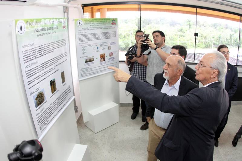 O Parque de Ciência e Tecnologia Guamá (PCT Guamá), em Belém, ganhou um novo prédio para solidificação das ações de incremento ao desenvolvimento socioeconômico do Estado, o Espaço Empreendedor. A cerimônia de inauguração, na quarta-feira (07), foi conduzida pelo governador Simão Jatene e o titular da Secretaria de Estado de Ciência, Tecnologia e Educação Profissional e Tecnológica (Sectet), Alex Fiúza de Mello.
FOTO: CRISTINO MARTINS / AG. PARÁ
DATA: 07.03.2018
BELÉM - PARÁ <div class='credito_fotos'>Foto: Cristino Martins/Ag. Pará | <a href='/midias/2018/originais/42bd9119-dac0-4a98-b98b-7cf2092d13f4.jpg' download><i class='fa-solid fa-download'></i> Download</a></div>