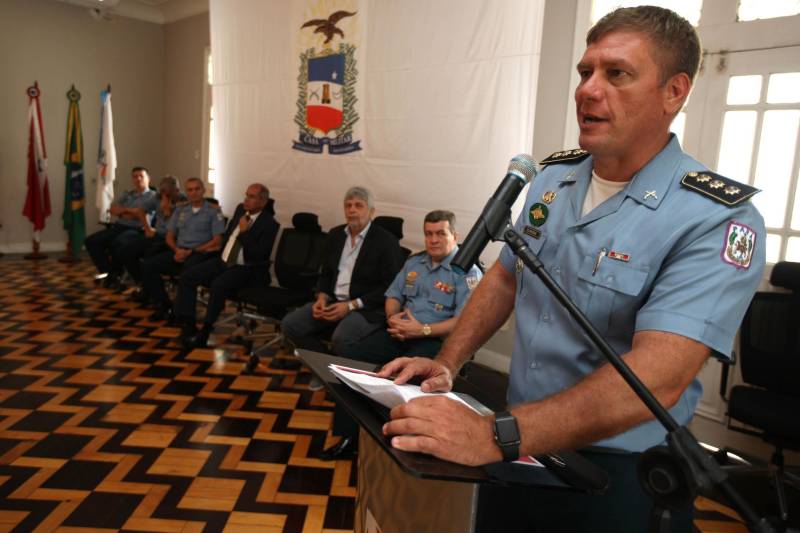 Setenta e duas personalidades civis e militares receberam, na manhã desta terça-feira, 20, no auditório do Palácio dos Despachos, em Belém, a Medalha do Mérito Governador Lauro Sodré, concedida por ocasião das comemorações pelos 101 anos de criação da Casa Militar da Governadoria do Estado, fundada em 12 de fevereiro de 1917. A honraria é destinada a personalidades que prestaram serviços relevantes ao Pará e suas instituições, especialmente à Governadoria do Estado. A solenidade foi aberta pelo governador Simão Jatene, que fez questão de parabenizar a todos os servidores da Casa Militar da Governadoria e aos agraciados com a Medalha Lauro Sodré. Na foto, o Chefe da Casa Militar da Governadoria, coronel PM César Mello.
FOTO: ANTONIO SILVA / AG. PARÁ
DATA: 20.02.2018
BELÉM - PARÁ <div class='credito_fotos'>Foto: Antônio Silva/Ag. Pará | <a href='/midias/2018/originais/42bfc84a-f170-4591-a11b-148b233ba24d.jpg' download><i class='fa-solid fa-download'></i> Download</a></div>