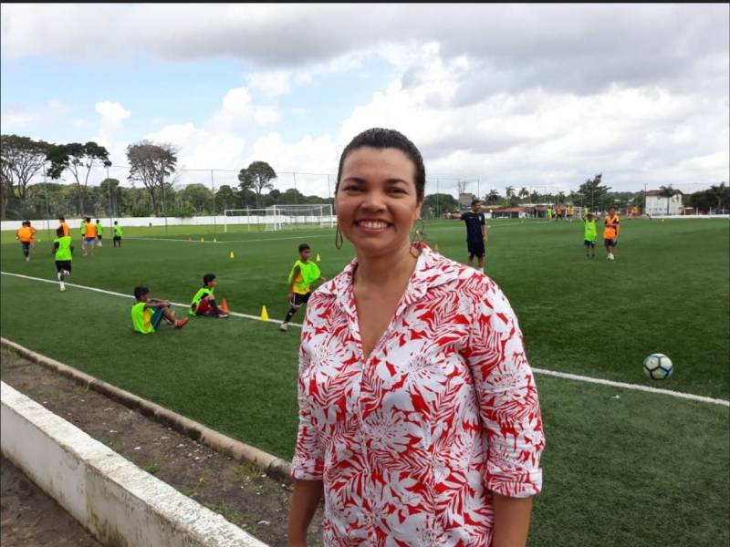 Na manhã de hoje (16) aproximadamente 150 meninos e meninas, com idades entre 9 a 13 anos, participaram do CBF Social, festival de futebol realizado pela Confederação Brasileira de Futebol e que este ano está na terceira edição em Belém. Dentre eles, 40 alunos do Pro Paz nos bairros, polo Mangueirão participaram junto a outras crianças do Festival realizado no Centro Esportivo da Juventude (Ceju). “É sempre muito gratificante retornar à Belém, principalmente agora na final da Copa Verde. Estamos promovendo o Festival CBF Social, para que as crianças aprendam sobre valores, responsabilidade social e outras questões importantes, como a sustentabilidade, reciclagem e preservação ambiental. Deixamos um legado de conhecimento para elas, além, é claro dos materiais utilizados nas atividades. Só tenho agradecer a Fundação Pro Paz e ao Governo do Estado”, finalizou o gerente de desenvolvimento técnico, responsabilidade social e sustentabilidade da CBF, Diogo Netto. Com o objetivo de trabalhar temáticas sociais aliadas ao esporte, os alunos receberam ensinamentos sobre coletividade, respeito ao próximo e ao meio ambiente com a prática do futebol. As atividades relacionam as temáticas e fazem com que as crianças aprendam, brincando. Na foto, a coordenadora do Pro Paz nos Bairros, Luci Azevedo.
FOTO: EMANUELE CORRÊA / ASCOM PRO PAZ
DATA: 16.05.2018
BELÉM - PARÁ <div class='credito_fotos'>Foto: EMANUELE CORRÊA / ASCOM PRO PAZ | <a href='/midias/2018/originais/42c05a32-c300-4072-adce-97b8e4be4342.jpg' download><i class='fa-solid fa-download'></i> Download</a></div>