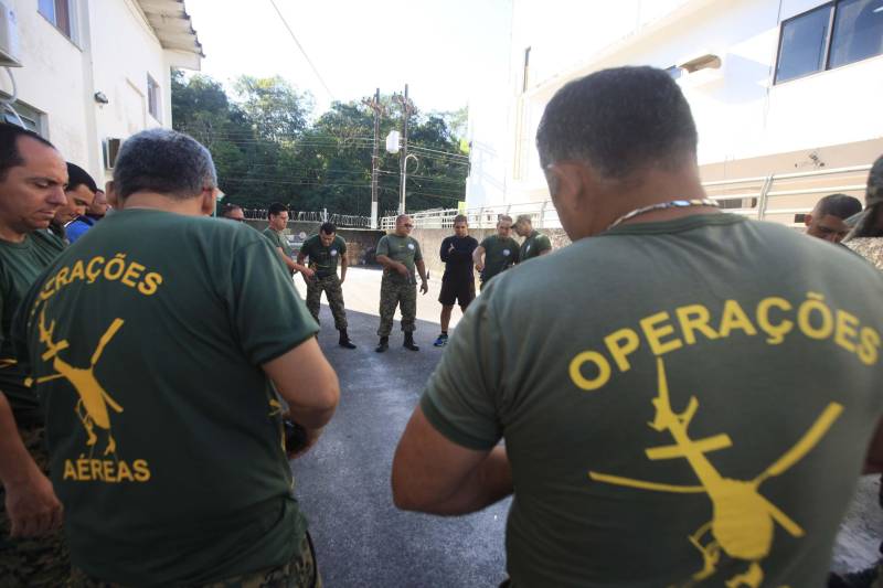 “Devo a vida do meu filho à atuação do Graesp (Grupamento Aéreo de Segurança Pública, na foto). Se não fosse pelo empenho deles no resgate, o João não teria resistido”. O depoimento emocionado é do sargento da Polícia Militar do Pará, Marcelo Serrano. Em abril do ano passado, o filho dele, João Marcel, então com 3 anos, perfurou o pulmão depois de cair de uma ponte. O acidente foi no município de São Sebastião da Boa Vista, no Marajó. Na ocasião, o Graesp foi acionado e iniciou o resgate da criança em direção a Belém. Em uma corrida contra o tempo, 40 minutos depois o menino começava a ser atendido em um hospital na capital. Se o transporte tivesse sido de barco, como normalmente ocorre na região, levaria oito horas e, pela gravidade da situação, o pequeno Marcel não teria resistido.

FOTO: RODOLFO OLIVEIRA / AG. PARÁ
DATA: 21.05.2018
BELÉM - PARÁ <div class='credito_fotos'>Foto: Rodolfo Oliveira/Ag. Pará   |   <a href='/midias/2018/originais/42c5e80f-dd44-492d-b740-30a1182f37b2.jpg' download><i class='fa-solid fa-download'></i> Download</a></div>