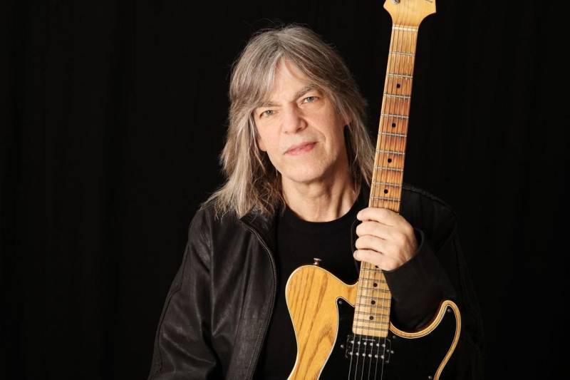 O guitarrista norte americano Mike Stern (foto) é uma das grandes atrações do terceiro dia do XXXI Festival Internacional de Música do Pará (Fimupa). Ele se apresenta às 22h, no Palafita Bar, na Cidade Velha, acompanhado pelo grupo Balaio. Na segunda-feira, 4, o guitarrista conversou com músicos durante um workshop na sala Ettore Bosio, no Instituto Estadual Carlos Gomes. O músico, que está em turnê pelo Brasil, contou detalhes sobre o início da carreira e tocou grandes clássicos do jazz rock. O bate papo com o guitarrista teve tradução simultânea feita por estudantes da Universidade do Estado do Pará (Uepa), que estão atuando no apoio aos masterclass e oficinas musicais com os instrumentistas estrangeiros. Após o workshop, o músico circulou pelos jardins do Instituto Estadual Carlos Gomes e conferiu uma apresentação musical do grupo Clarivan, formado por estudantes e coordenado pelo professor e clarinetista Claudionor Amaral. Ele apreciou um pouco da música genuinamente brasileira que os integrantes do grupo tocaram e fez uma reverência aos músicos que estavam no palco montado na área externa do Instituto Estadual Carlos Gomes.

FOTO: ASCOM / FCG
DATA: 05.06.2018
BELÉM - PARÁ <div class='credito_fotos'>Foto: ASCOM FCG   |   <a href='/midias/2018/originais/42cf34f4-1866-4ddc-9847-fee5370810a8.jpg' download><i class='fa-solid fa-download'></i> Download</a></div>