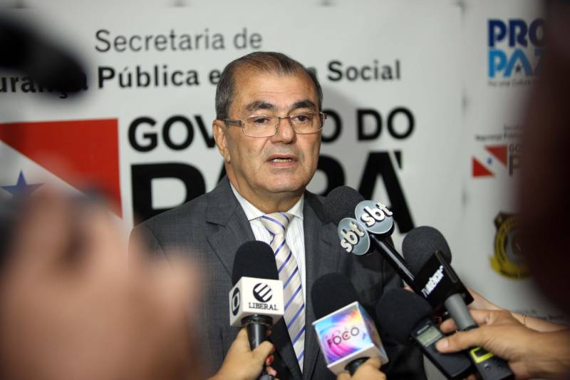 No início da tarde desta terça-feira (10), ocorreu uma tentativa de fuga em massa de presos do Centro de Recuperação Penitenciário do Pará III (CRPP III), no Complexo Prisional de Santa Izabel. A ação contou com apoio de um grupo externo fortemente armado. Os presos também tinham armas dentro do presídio. Na tentativa de resgate, foram utilizados explosivos contra um dos muros do solário do Pavilhão C. A confirmação das mortes foi dada no início da noite desta terça-feira (10) em entrevista coletiva concedida pelo secretário de estado de Segurança Pública e Defesa Social, Luiz Fernandes Rocha (foto) e pelo secretário adjunto de Gestão Operacional da Segup, coronel André Cunha.
FOTO: THIAGO GOMES / AG. PARÁ
DATA: 10.04.2018
BELÉM - PARÁ <div class='credito_fotos'>Foto: Thiago Gomes /Ag. Pará | <a href='/midias/2018/originais/42d5c152-9ba9-451b-8a3a-734f8ad0f844.jpg' download><i class='fa-solid fa-download'></i> Download</a></div>