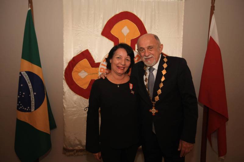 O Governo do Estado do Pará concedeu hoje 230 comendas do Mérito Grão-Pará (foto), a mais alta do Estado, a autoridades e servidores que se destacaram nos últimos oito anos de serviços prestados à população. “O ciclo que encerramos hoje não encerra nossa missão de servir ao público, porque uma vez servidores públicos, trabalhando em benefício da população, nunca mais deixamos de sê-lo, pois essa missão fica gravada em nossos corações”, disse o governador Simão Jatene aos agraciados. O governador entregou, pessoalmente, uma a uma as condecorações.  Das 230 medalhas, 14 foram no grau de Grande Oficial, 60 no grau de Comendador, 8 no grau de Oficial e 11 no grau de Cavaleiro aos servidores civis. Entre os militares, 4 receberam no grau de Comendador, 38 de Oficial e 109 no grau de Cavaleiro.

FOTO: CRISTINO MARTINS / AG. PARÁ
DATA: 31.12.2018
BELÉM - PARÁ <div class='credito_fotos'>Foto: Cristino Martins/Ag. Pará   |   <a href='/midias/2018/originais/42d7d074-c8b1-4b91-a642-72871d32c34a.jpg' download><i class='fa-solid fa-download'></i> Download</a></div>