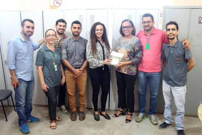 Na manhã desta sexta-feira, 11, a Secretária Estadual de Municípios Sustentáveis, Izabela Jatene, esteve na Fundação Casa da Cultura de Marabá (FCCM), para conversar com a coordenação sobre o fortalecimento da área de pesquisa da instituição. Em Marabá o foco foi o desenvolvimento da pesquisa desenvolvida pela Fundação Casa da Cultura, que precisa de parcerias para fortalecer esse importante trabalho. A instituição já soma o levantamento de 400 sítios arqueológicos e mais de um milhão de artefatos, segundo informações do coordenador do Núcleo de Arqueologia de Marabá, Marlon Prado.
FOTO: ANTONIO MACEDO / DIVULGAÇÃO
DATA: 11.05.2018
MARABÁ - PARÁ <div class='credito_fotos'>Foto: ANTONIO MACEDO / DIVULGAÇÃO | <a href='/midias/2018/originais/42e080ad-2283-4c6d-8d78-f7f76fc2f8bd.jpg' download><i class='fa-solid fa-download'></i> Download</a></div>