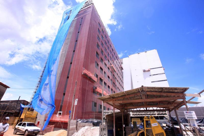 Construção do novo hospital Doutor Abelardo Santos, empreendimento do Governo do Estado sob a coordenação da Secretaria de Estado de Desenvolvimento Urbano e Obras Públicas (Sedop). A obra avançou e está com 70% de serviços executados, sendo que 500 homens trabalham distribuídos em turnos de segunda a sábado, de 7h às 22 horas.
FOTO: RODOLFO OLIVEIRA / AG. PARÁ
DATA: 11.04.2018
BELÉM - PARÁ <div class='credito_fotos'>Foto: Rodolfo Oliveira/Ag. Pará | <a href='/midias/2018/originais/42eaa81f-9dbe-4231-a0e6-4ed43db52cf1.jpg' download><i class='fa-solid fa-download'></i> Download</a></div>