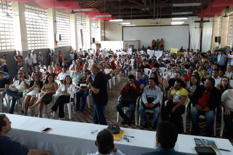 O governador Simão Jatene retorna à região oeste do Estado, nesta sexta-feira (9), para assinatura de convênios, ordens de serviço e visita às obras nas áreas de saúde, educação e transportes. Os municípios beneficiados são Santarém e a Vila Balneária de Alter do Chão, Óbidos (foto) e Alenquer. A viagem começa por Óbidos, no salão paroquial, onde será assinado nesta amanhã o convênio para conclusão da construção do Hospital Santa Casa Dom Floriano, em processo de regionalização.
FOTO: SECOM
DATA: 09.03.2018
ÓBIDOS - PARÁ <div class='credito_fotos'>Foto: Secom | <a href='/midias/2018/originais/42ecb308-07d1-4ddd-b5a6-b6c4491870d0.jpg' download><i class='fa-solid fa-download'></i> Download</a></div>