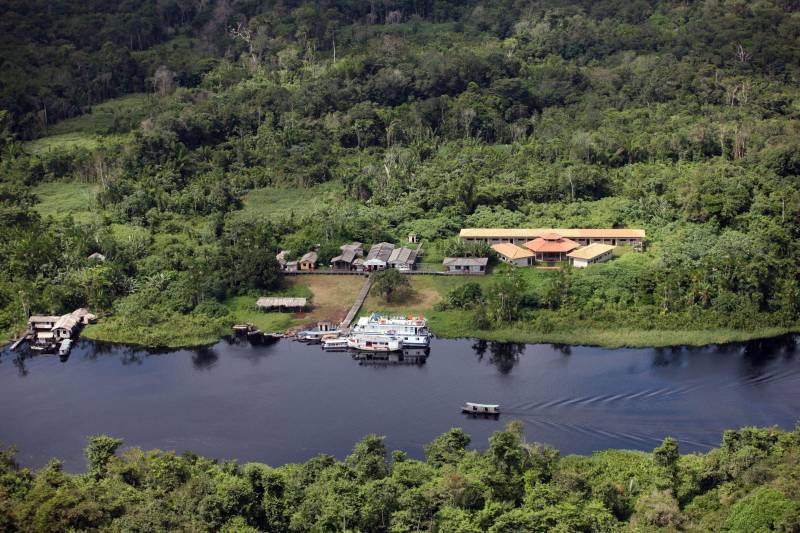 Mais de duas mil pessoas já foram vacinadas contra a raiva em Melgaço, no arquipélago do Marajó, após a chegada das equipes de Vigilância Epidemiológica e Vigilância em Saúde da Secretaria de Estado de Saúde (Sespa) nesta quarta-feira (23). As ações fazem parte de um reforço na prevenção e investigação ao vírus da raiva humana no município, iniciado após a Sespa ser notificada sobre essas ocorrências no último dia 4 de maio. Foram disponibilizadas 6 mil vacinas – administrada em quatro doses –, mil soros e entregues 500 mosquiteiros para a população da região. As ações se concentram em localidades ao longo do rio Laguna, cerca de 70 km da sede de Melgaço, onde residem aproximadamente 3.000 pessoas. Lucineia Pinheiro, moradora da comunidade São José, foi uma das pessoas vacinadas, e acredita que a ação vai ajudar a prevenir as mortes. Na foto, ação na comunidade Pimental.

FOTO: MARCELO LELIS / AG. PARÁ
DATA: 23.05.2018
MELGAÇO - PARÁ <div class='credito_fotos'>Foto: Marcelo Lelis / Ag. Pará   |   <a href='/midias/2018/originais/42f1b6fa-12b4-4e27-b6cf-766adf47281d.jpg' download><i class='fa-solid fa-download'></i> Download</a></div>