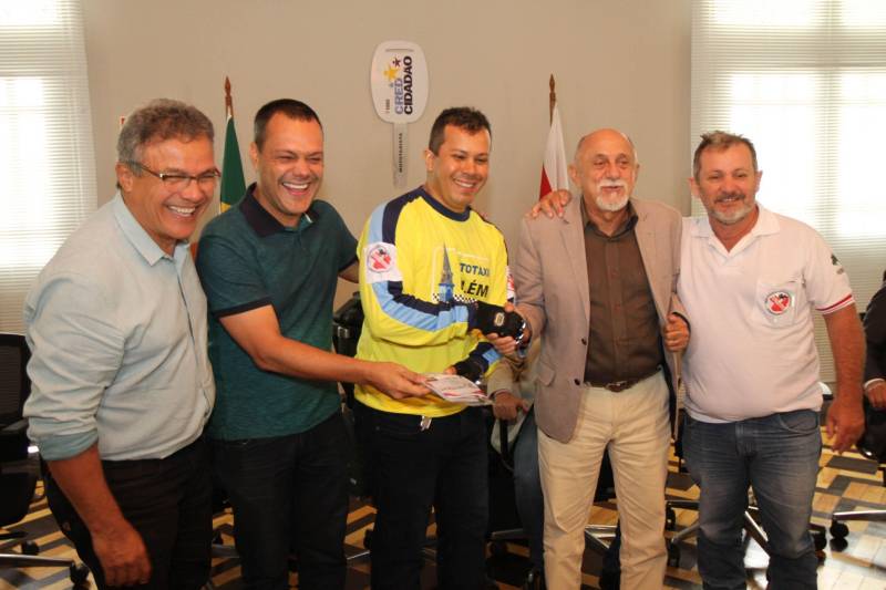 O Governo do Estado entregou, nesta segunda-feira, 12, no Palácio do Governo, 75 motocicletas a mototaxistas de Belém, Castanhal, Ananindeua e Igarapé-Açu. As motos foram adquiridas pelos mototaxistas por meio do Credcidadão, programa que incentiva a geração de trabalho e renda entre os microempreendedores com necessidades financeiras. O governador Simão Jatene fez a entrega das chaves das motos, acompanhado do prefeito de Belém, Zenaldo Coutinho; do presidente da Assembleia Legislativa do Estado do Pará (Alepa), Márcio Miranda; dos deputados Eliel Faustino e Coronel Neil; do secretário de Desenvolvimento Econômico, Indústria, Comércio e Mineração, Hildegardo Nunes; do diretor-geral do Credcidadão, Jorge Rezende e de representantes de sindicatos e associações de mototaxistas, entre eles o presidente do Sindicato dos Mototaxistas do Pará, José Ribamar Soares, o Alemão.
FOTO: CRISTINO MARTINS / AG. PARÁ
DATA: 12.11.2018
BELÉM - PARÁ <div class='credito_fotos'>Foto: Cristino Martins/Ag. Pará | <a href='/midias/2018/originais/430eae66-0424-47cc-bb72-c828f8a00800.jpg' download><i class='fa-solid fa-download'></i> Download</a></div>