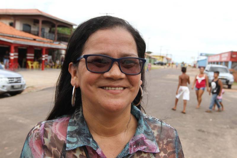 Ainda na área da educação, o Governo do Pará, por meio Seduc, ratificou o convênio que garante recursos do Tesouro Estadual para a execução da obra de reforma e ampliação da escola João Paulo I. A unidade educacional é uma das nove escolas de municípios de várias regiões que receberão melhorias. Os investimentos foram assegurados durante a 2º edição do Fórum Permanente de Prefeitas e Prefeitos dos Municípios Sustentáveis, em agosto de 2017. "Recebemos a notícia da reforma e ampliação da nossa escola com muita felicidade. Essa melhoria é fundamental para dar mais conforto aos nossos alunos e continuarmos o trabalho educacional com mais qualidade. É uma semente que se planta hoje para a gente, em breve, colher bons frutos", comemorou Natalina do Socorro Ferreira Ramos (foto), diretora da instituição. A escola possui mais de 580 alunos, do sexto ano do ensino fundamental ao terceiro do ensino médio.
FOTO: CRISTINO MARTINS / AG. PARÁ
DATA: 19.03.2018
QUATIPURU - PARÁ <div class='credito_fotos'>Foto: Cristino Martins/Ag. Pará | <a href='/midias/2018/originais/4319006b-82a3-401a-995c-052add542c67.jpg' download><i class='fa-solid fa-download'></i> Download</a></div>