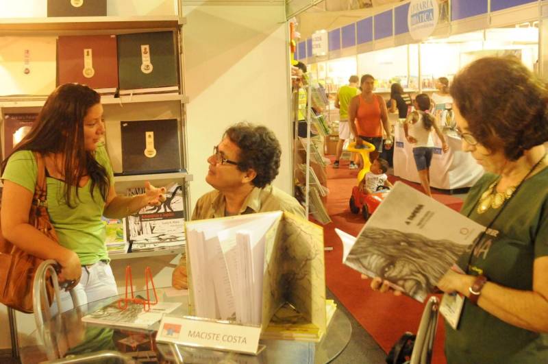 O II Salão do Livro da Região do Capim, no município de Paragominas, fechou no último final de semana com números recordes. Promovido pelo Governo do Pará e Secretaria Especial de Estado de Promoção Social, por meio da Secretaria de Estado de Cultura (Secult), em parceria com a prefeitura local, o Salão contou com um total de 54 mil visitantes, um público de 15% a mais do que no ano anterior. Na foto, o escritor e ilustrador Maciste Costa participa da Sessão de Autógrafos no estande da Secult Pará

FOTO: ELZA LIMA / ARQUIVO ASCOM SECULT
DATA: 07.09.2013
PARAGOMINAS - PARÁ <div class='credito_fotos'>Foto: Sidney Oliveira/Ag. Pará   |   <a href='/midias/2018/originais/431a5f18-6327-458b-b471-a78448913d7b.jpg' download><i class='fa-solid fa-download'></i> Download</a></div>
