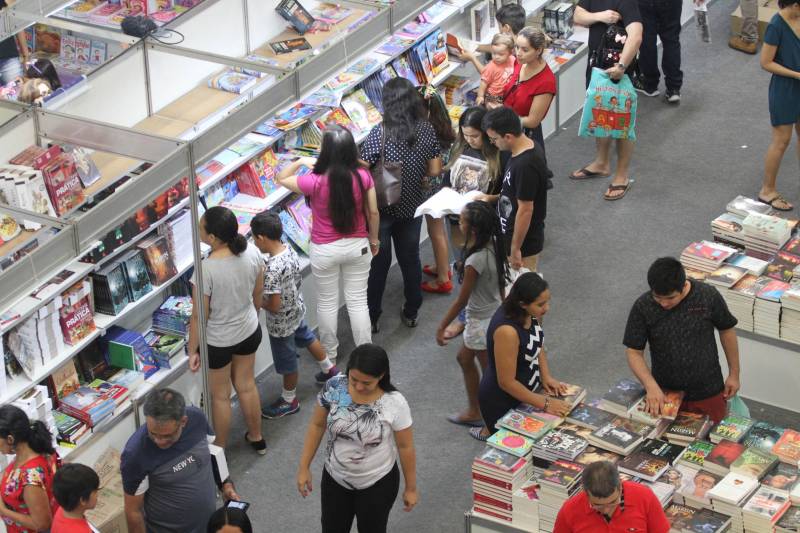Corredores do Hangar Centro de Convenções durante a XXII Feira Pan-Amazônica do Livro, que começou neste sábado (2), em Belém. Um grande público compareceu ao segundo dia da feira, aproveitando as atrações culturais e as exposições nos estandes de livros na tarde de domingo.
FOTO: CRISTINO MARTINS / AG. PARÁ
DATA: 03.06.2018
BELÉM - PARÁ <div class='credito_fotos'>Foto: Cristino Martins/Ag. Pará | <a href='/midias/2018/originais/432988ab-938b-4d5e-b5ac-88bd0d8ca9c1.jpg' download><i class='fa-solid fa-download'></i> Download</a></div>
