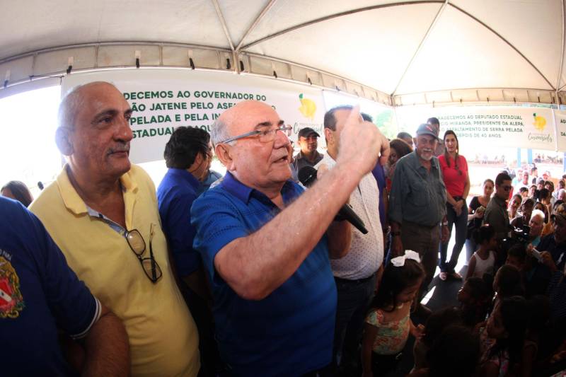 Também foram entregues nesta segunda (25) obras no distrito de Serra Pelada, em Curionópolis, sudeste do Estado. Uma das inaugurações foi a da Escola Estadual de Ensino Médio Joaquina Diamantina. A unidade de ensino teve investimento de R$ 220 mil em serviços nas redes elétrica e hidráulica, além de pintura, melhoria do forro e cobertura, assim como parte do piso, muro e calçada. Fundada em 1989, a escola foi praticamente reconstruída para atender com qualidade os 232 estudantes, nos turnos da tarde e à noite. São três salas de aula; bloco administrativo (sala da direção, sala dos professores e secretaria); uma copa cozinha, uma dispensa para armazenamento de alimentos da merenda escolar e banheiros masculino, feminino e de pessoa com deficiência (PCD). Em Curionópolis, o governador também entregou a pavimentação asfáltica de quatro quilômetros de vias urbanas, uma parceria com a Prefeitura de Curionópolis, dentro do Programa Asfalto na Cidade. Para esta obra, foram destinados R$ 1,7 milhão, que incluem serviços em terra, sub-base e base, pavimentação em CBUQ (Concreto Betuminoso Usinado a Quente) de três centímetros de espessura, meio-fio de concreto com lâmina d’água e sinalização horizontal. Curionópolis é um dos 99 municípios paraenses que assinaram com o governo o Termo de Asfalto, sendo que 33 já iniciaram as obras. Somados, os termos garantirão 529,6 km de pavimentação de vias urbanas – um investimento total de quase R$ 255 milhões do Tesouro Estadual.
FOTO: THIAGO GOMES / AG. PARÁ
DATA: 25.06.2018
CURIONÓPOLIS - PARÁ <div class='credito_fotos'>Foto: Thiago Gomes /Ag. Pará | <a href='/midias/2018/originais/432d0a43-a794-4e39-98a4-9e8f3a0e24f0.jpg' download><i class='fa-solid fa-download'></i> Download</a></div>